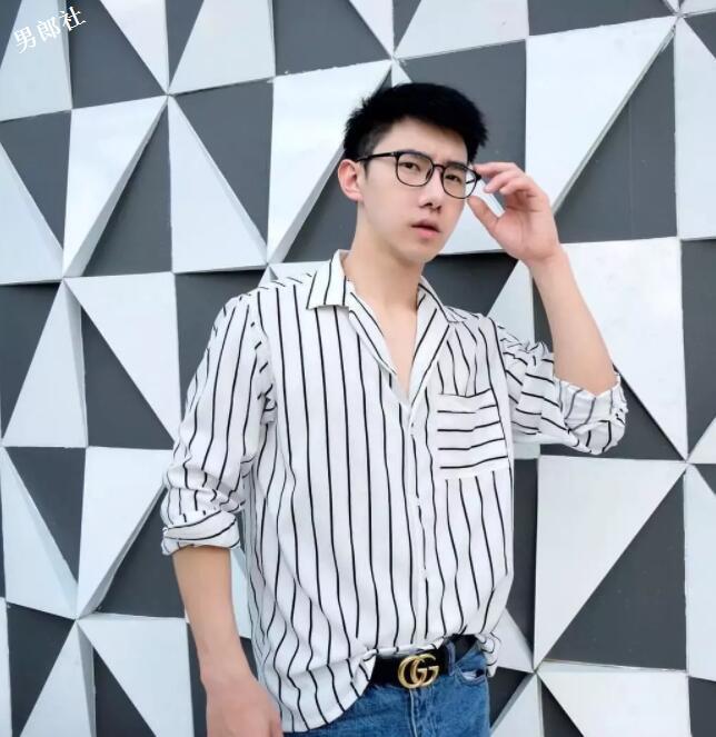 帅气正装空少，憨萌直小奶狗，粉嫩胸肌大长腿超吸睛！ - 51虹马