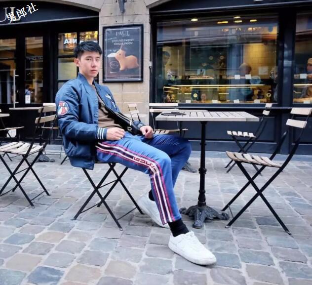 帅气正装空少，憨萌直小奶狗，粉嫩胸肌大长腿超吸睛！ - 51虹马