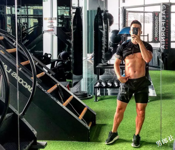 太吓人！双丁全见样样齐全,这枚肌肉boy请为他打码！ - 51虹马