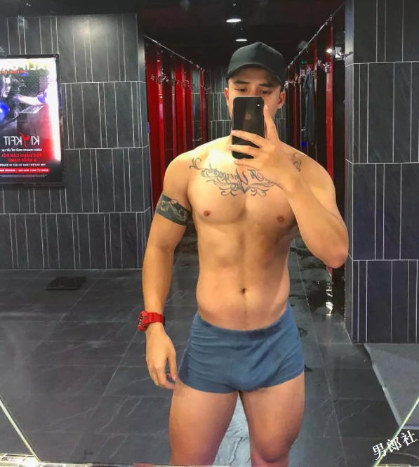 太吓人！双丁全见样样齐全,这枚肌肉boy请为他打码！ - 51虹马