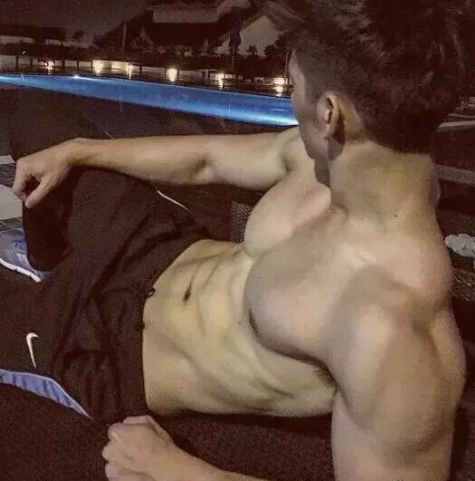 提前回家,撞见肌肉老公与男人在床上!-51虹马