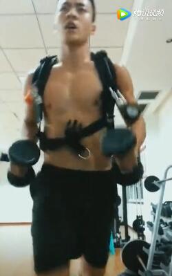 重庆消防兵练身材，穿短裤甩起来了 - 51虹马