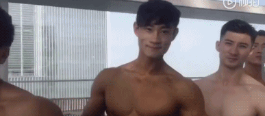 半透明薄衣强行遮羞，成批精壮男子实力上线 - 51虹马