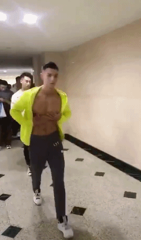 半透明薄衣强行遮羞，成批精壮男子实力上线 - 51虹马