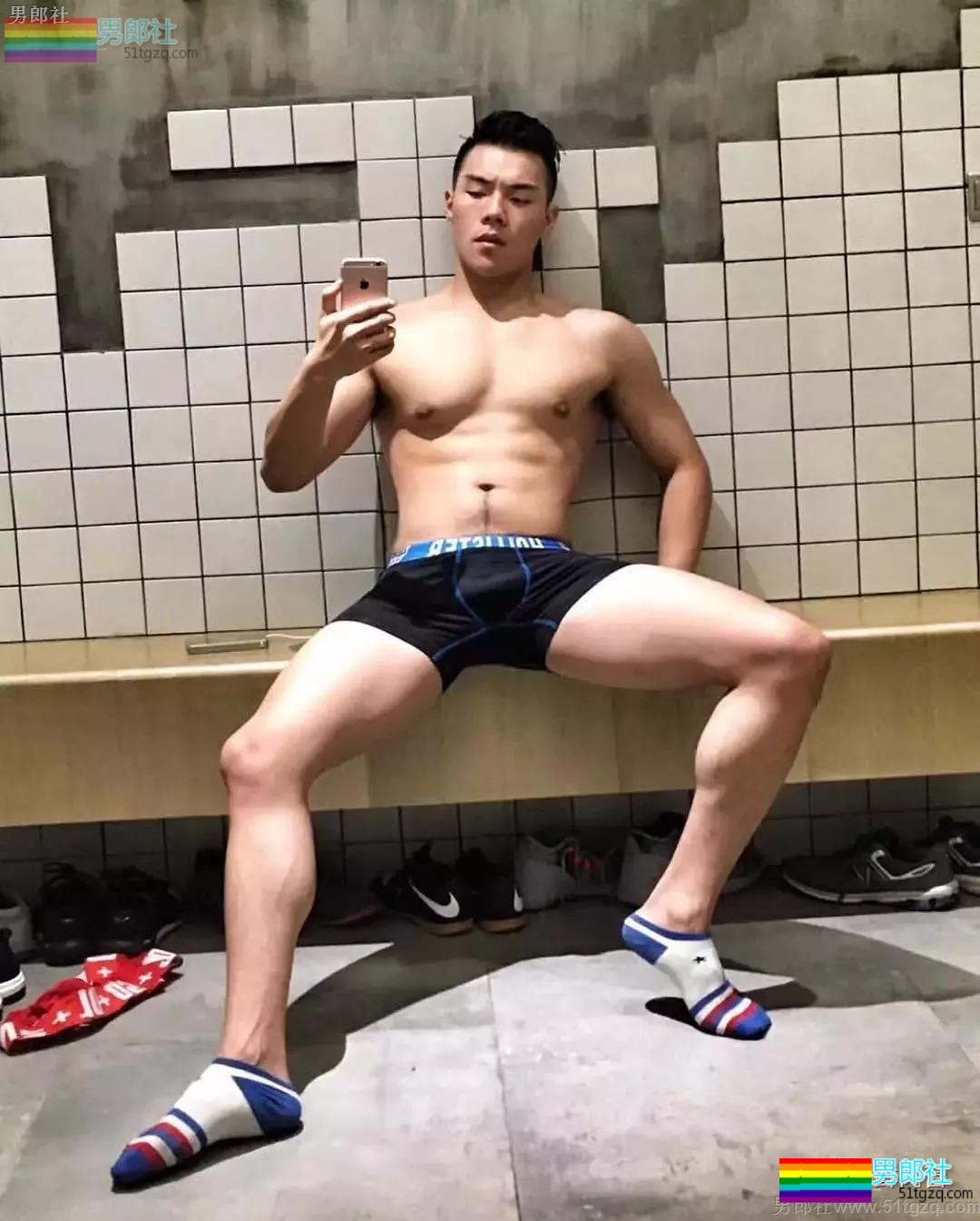 国产白袜肌肉男大黑乳 趬臀man男可大可小让你疯狂！ - 51虹马