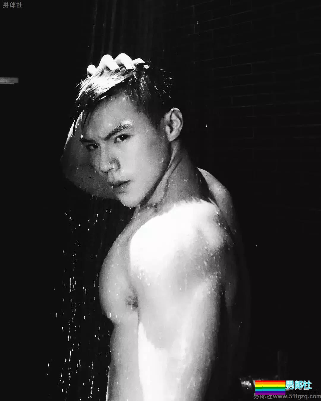 国产白袜肌肉男大黑乳 趬臀man男可大可小让你疯狂！ - 51虹马