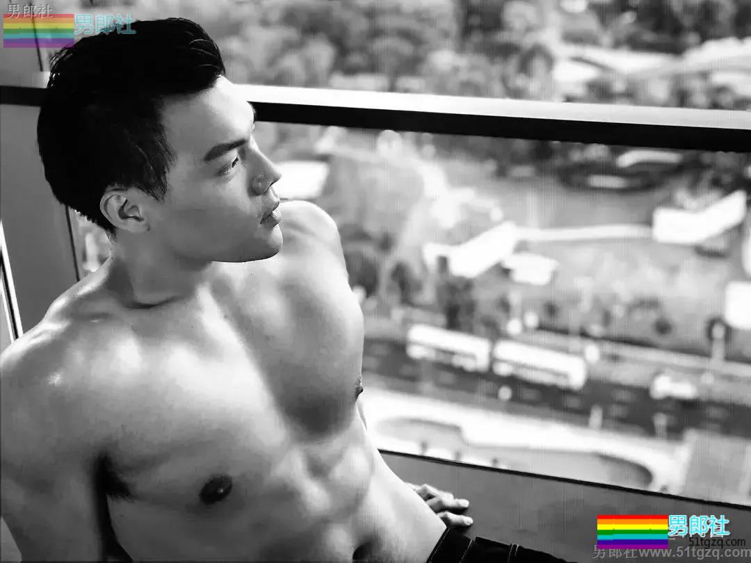 国产白袜肌肉男大黑乳 趬臀man男可大可小让你疯狂！ - 51虹马