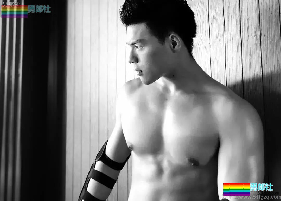 国产白袜肌肉男大黑乳 趬臀man男可大可小让你疯狂！ - 51虹马