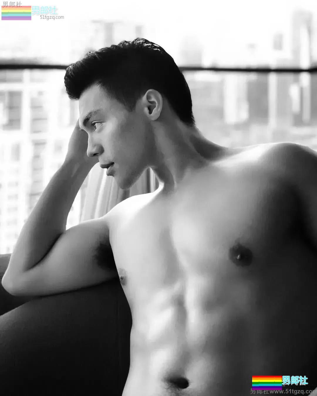 国产白袜肌肉男大黑乳 趬臀man男可大可小让你疯狂！ - 51虹马