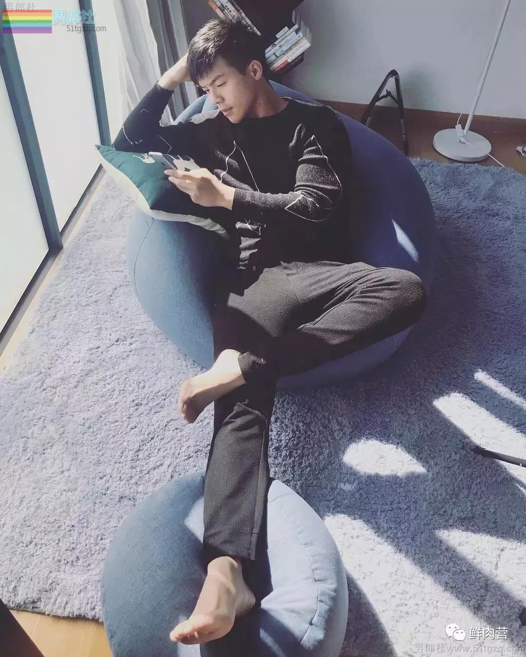 国产白袜肌肉男大黑乳 趬臀man男可大可小让你疯狂！ - 51虹马