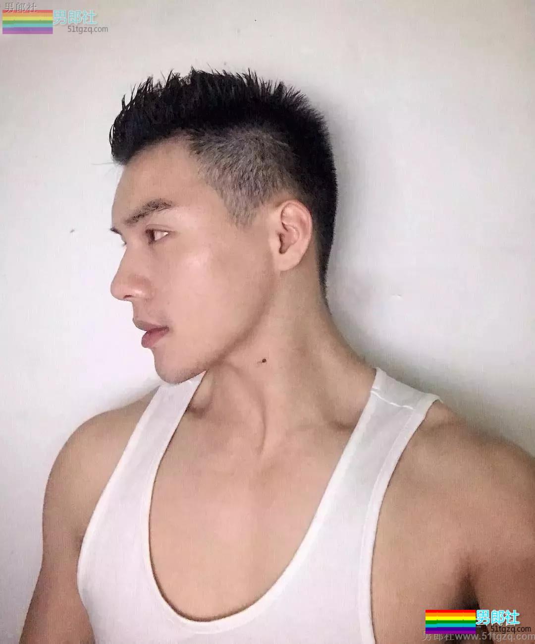 国产白袜肌肉男大黑乳 趬臀man男可大可小让你疯狂！ - 51虹马