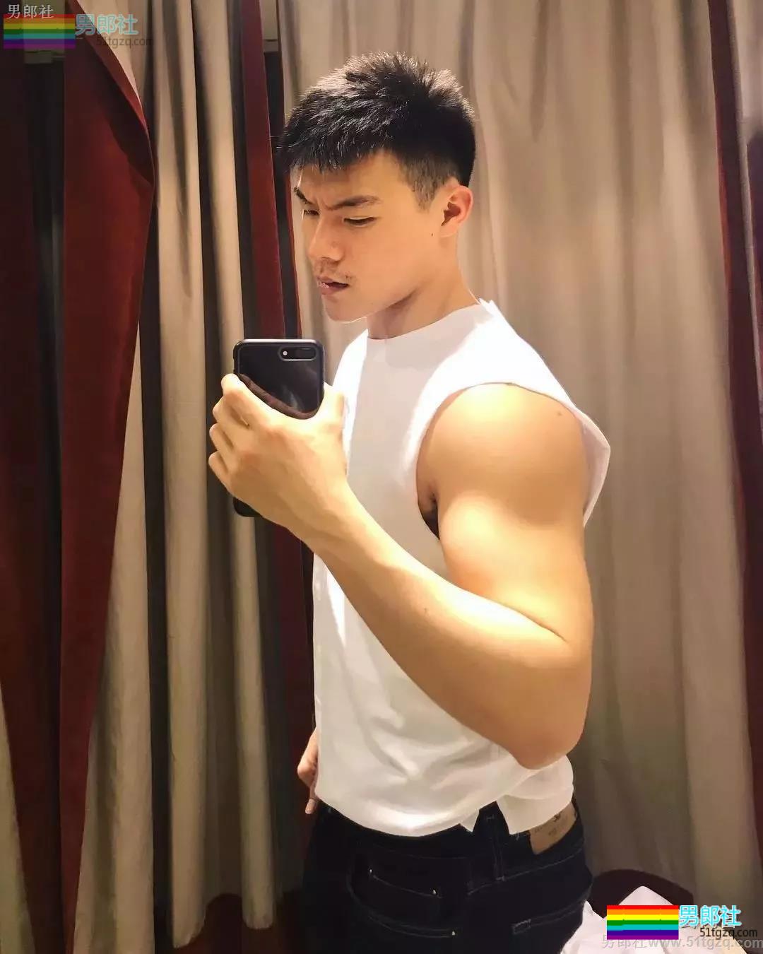 国产白袜肌肉男大黑乳 趬臀man男可大可小让你疯狂！ - 51虹马