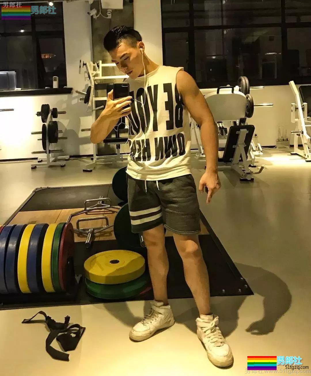 国产白袜肌肉男大黑乳 趬臀man男可大可小让你疯狂！ - 51虹马