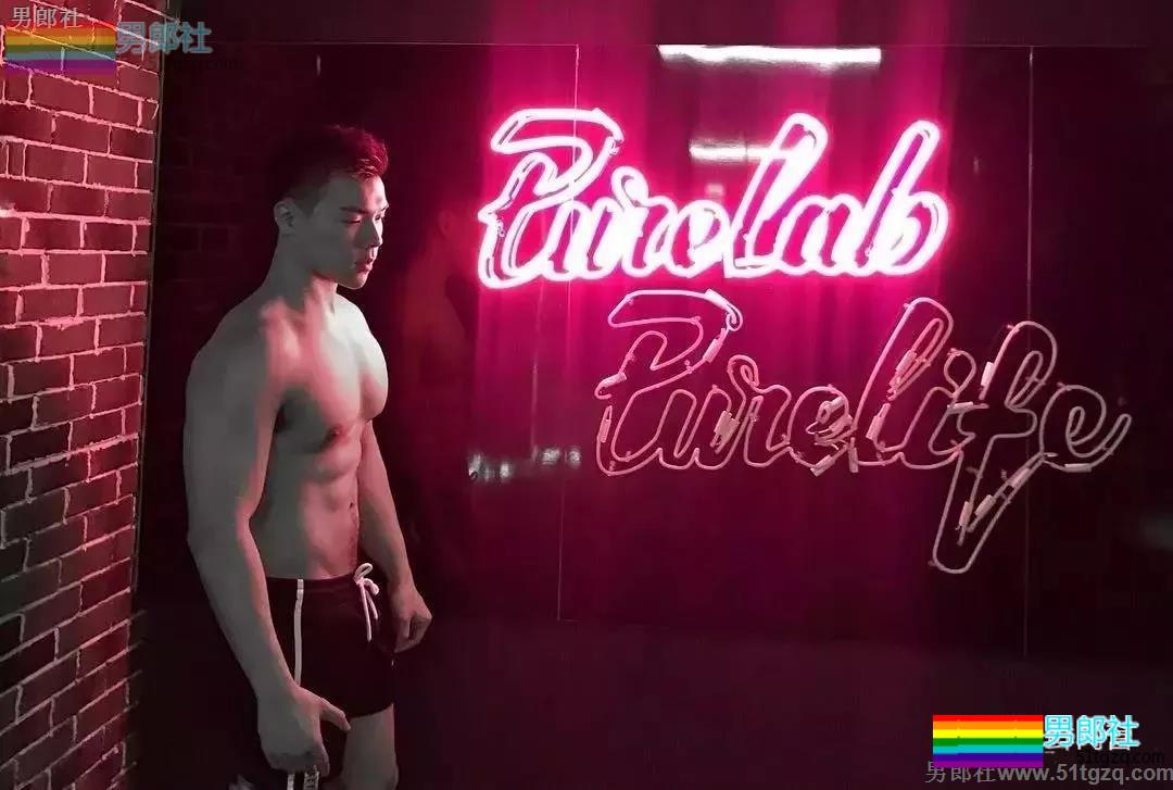 国产白袜肌肉男大黑乳 趬臀man男可大可小让你疯狂！ - 51虹马