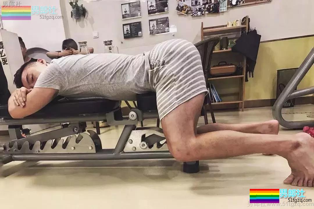 国产白袜肌肉男大黑乳 趬臀man男可大可小让你疯狂！ - 51虹马