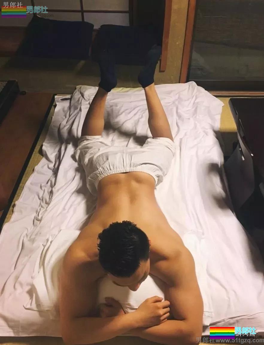 国产白袜肌肉男大黑乳 趬臀man男可大可小让你疯狂！ - 51虹马