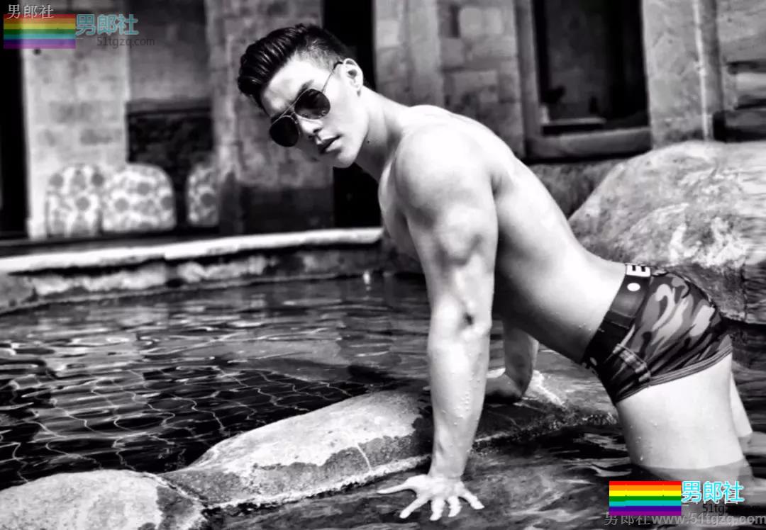 国产白袜肌肉男大黑乳 趬臀man男可大可小让你疯狂！ - 51虹马