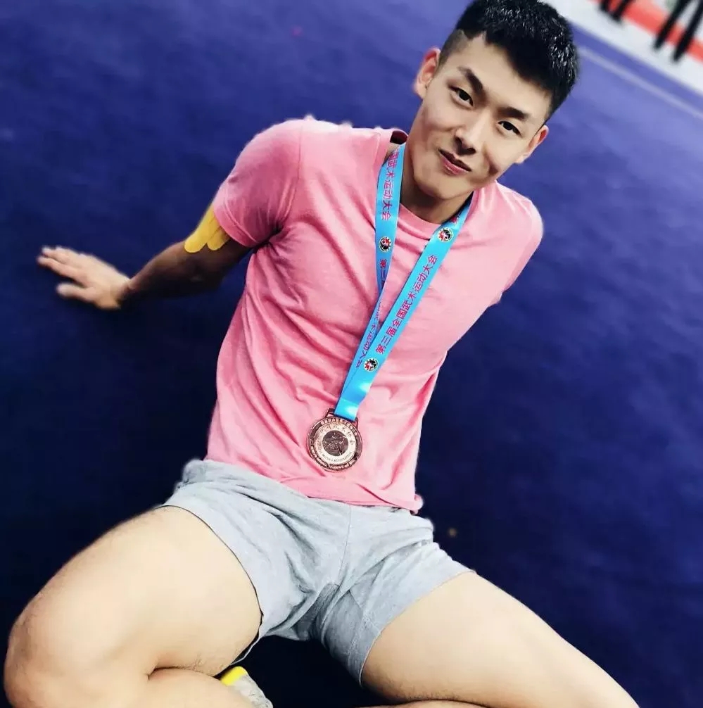 98年小腹肌武术体育生岔开腿，短裤亮了-51虹马