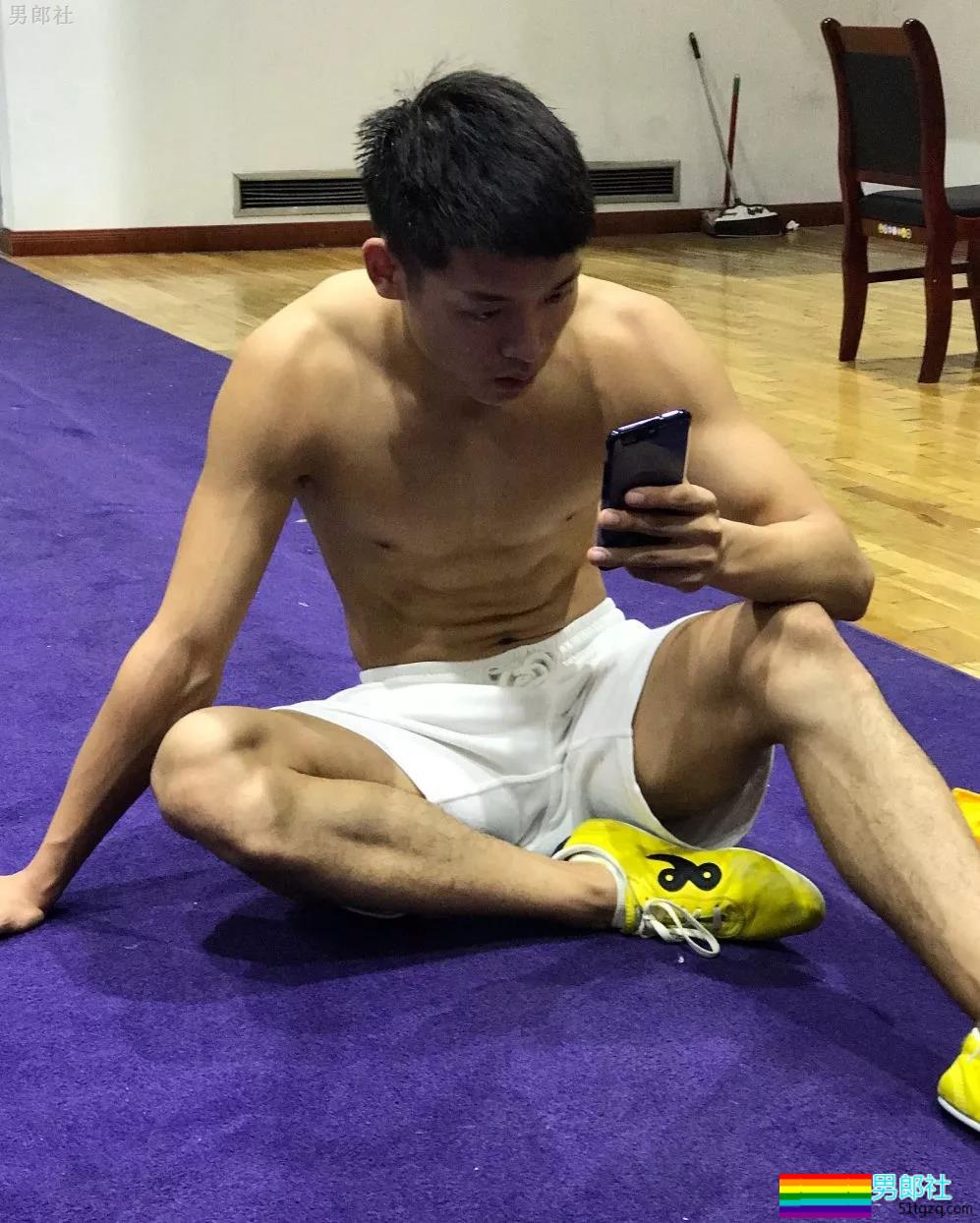 98年小腹肌武术体育生岔开腿，短裤亮了 - 51虹马