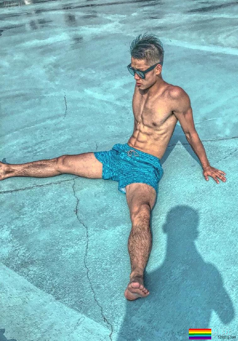 98年小腹肌武术体育生岔开腿，短裤亮了 - 51虹马