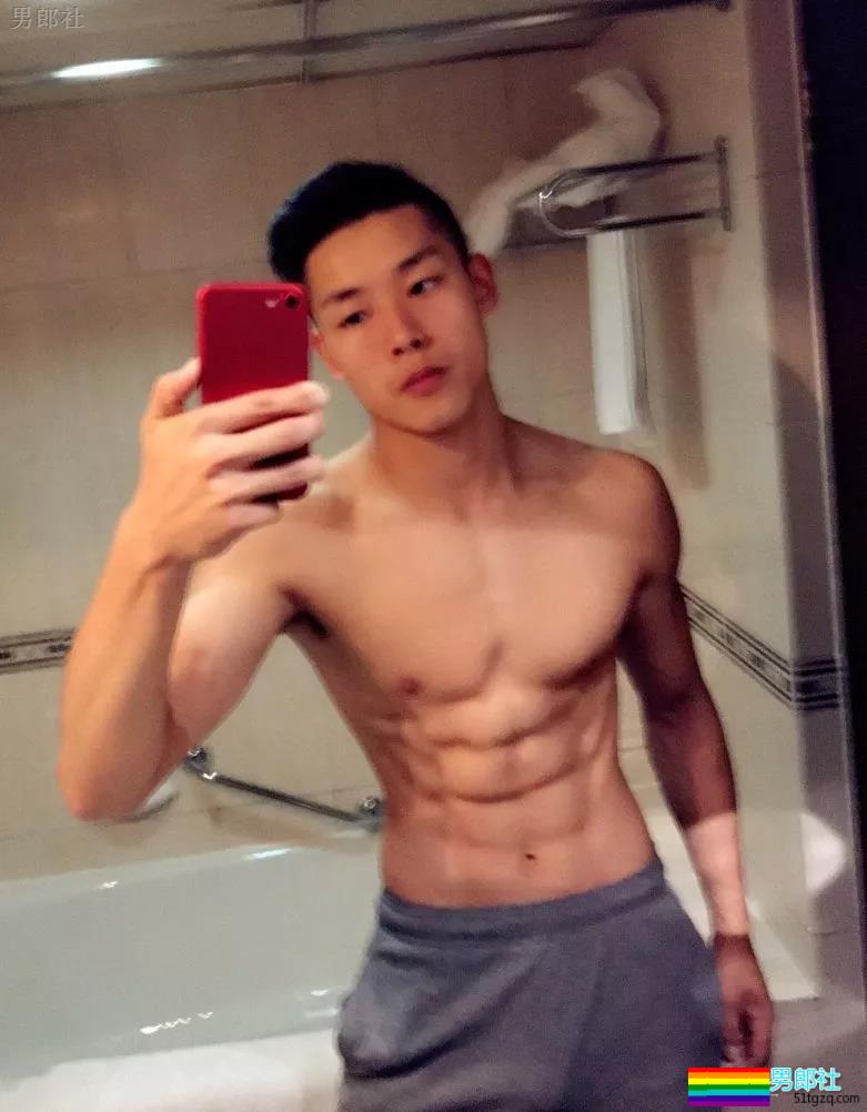 98年小腹肌武术体育生岔开腿，短裤亮了 - 51虹马