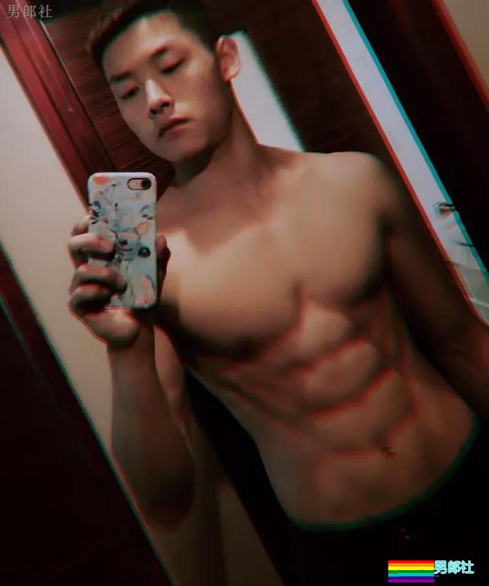 98年小腹肌武术体育生岔开腿，短裤亮了 - 51虹马