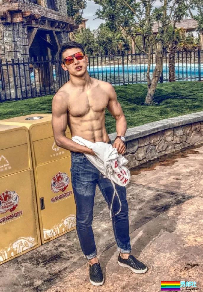 98年小腹肌武术体育生岔开腿，短裤亮了 - 51虹马