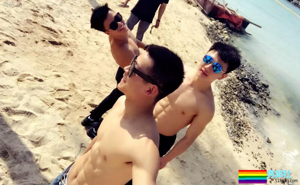 98年小腹肌武术体育生岔开腿，短裤亮了 - 51虹马