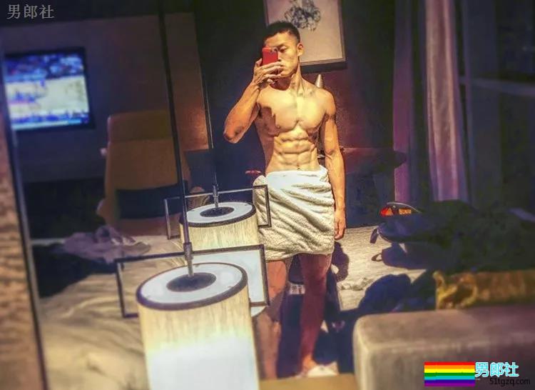 98年小腹肌武术体育生岔开腿，短裤亮了 - 51虹马