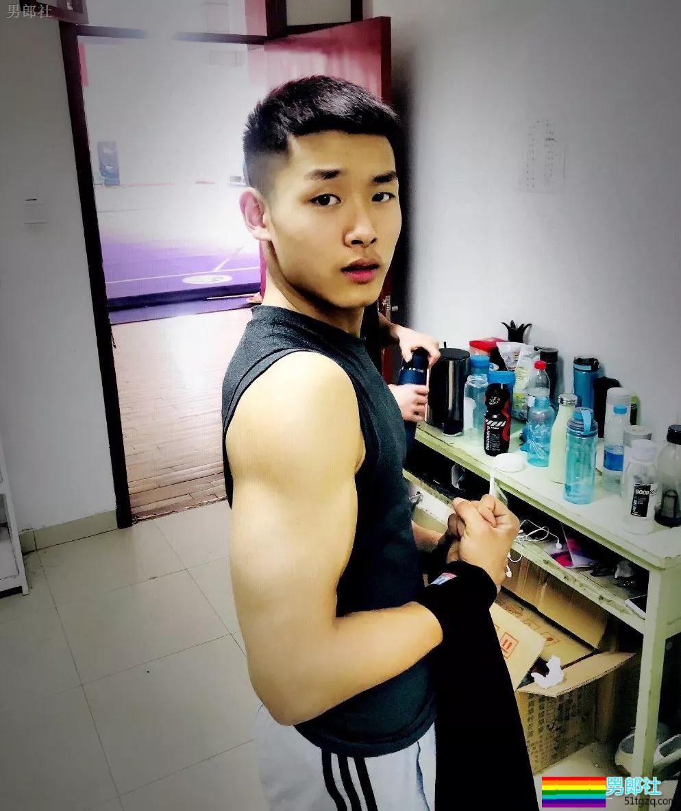 98年小腹肌武术体育生岔开腿，短裤亮了 - 51虹马