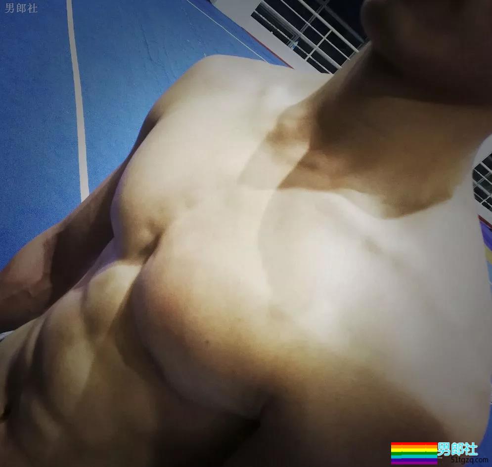 98年小腹肌武术体育生岔开腿，短裤亮了 - 51虹马