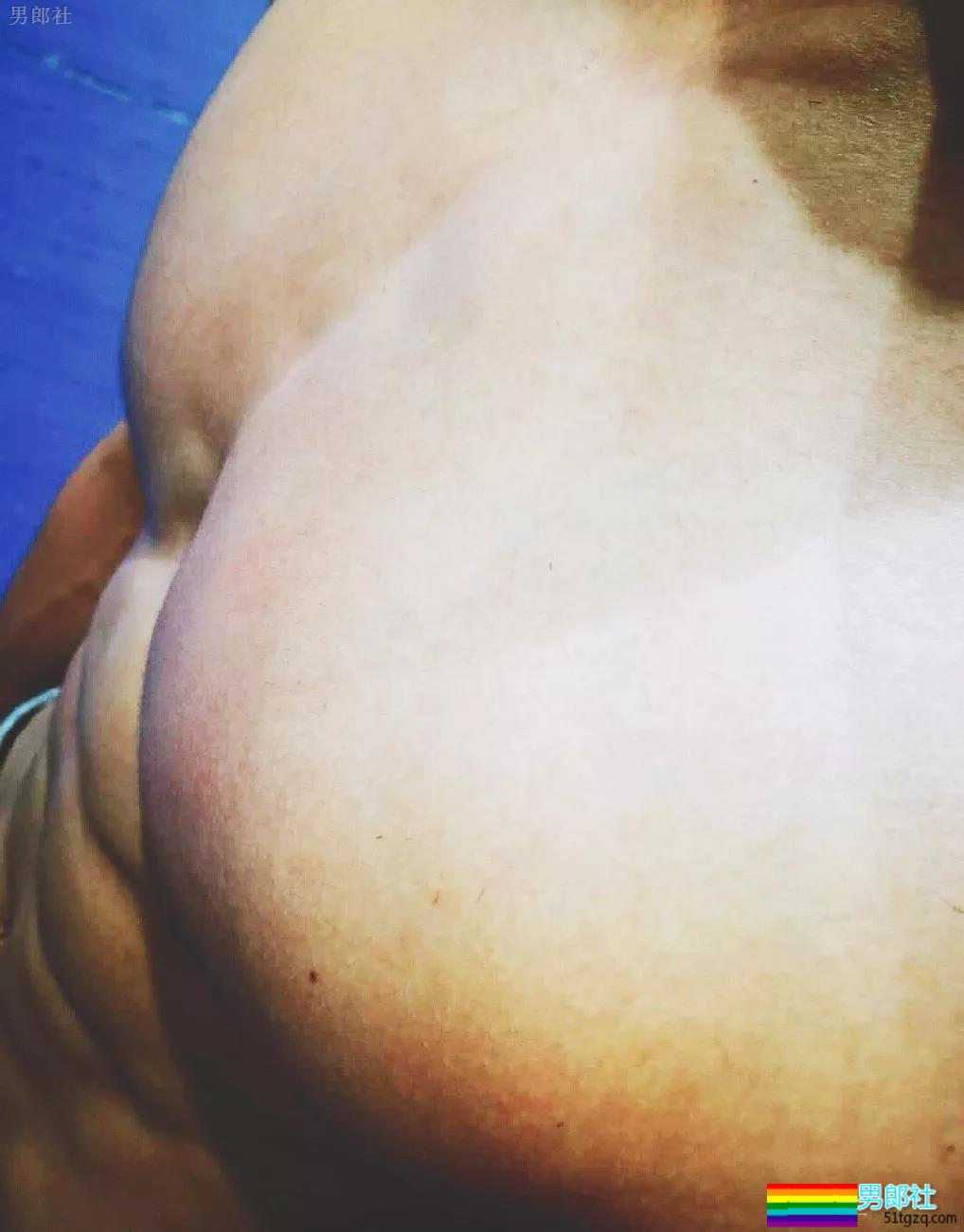 98年小腹肌武术体育生岔开腿，短裤亮了 - 51虹马