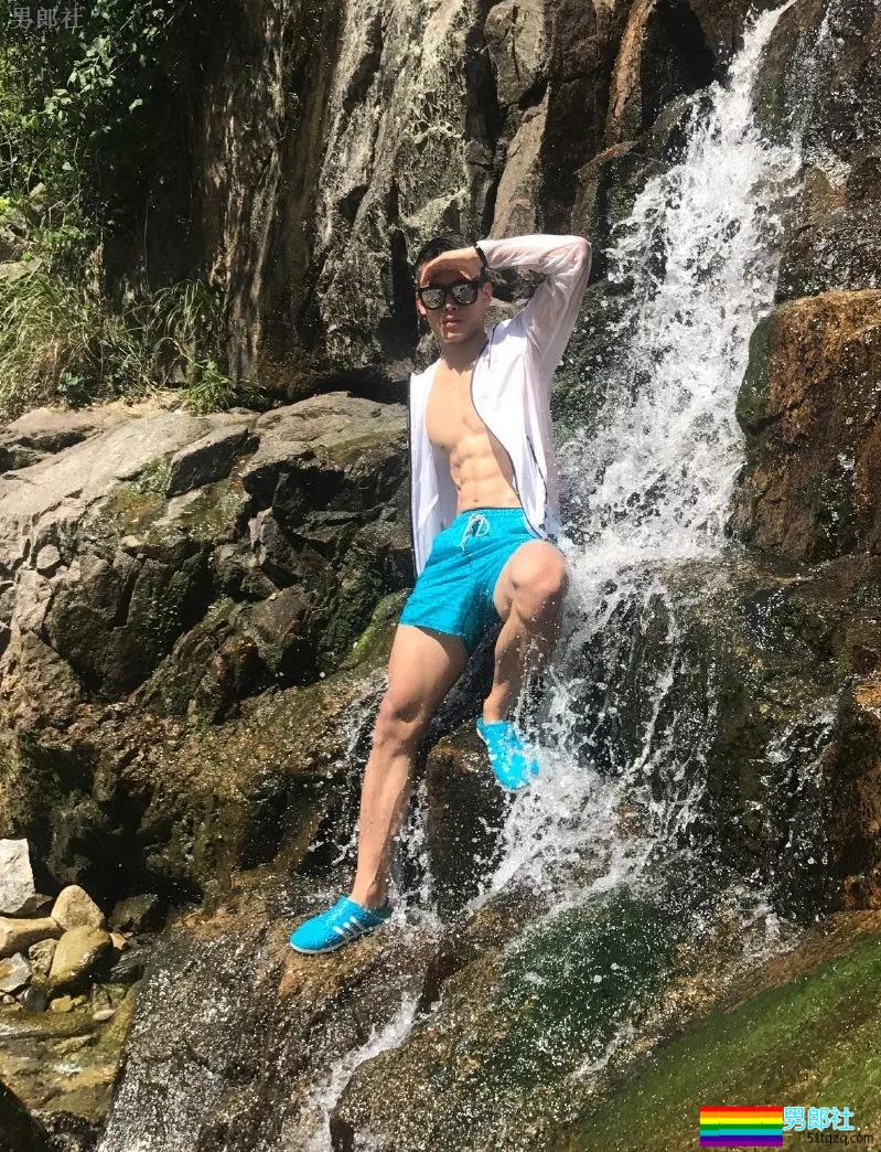 98年小腹肌武术体育生岔开腿，短裤亮了 - 51虹马