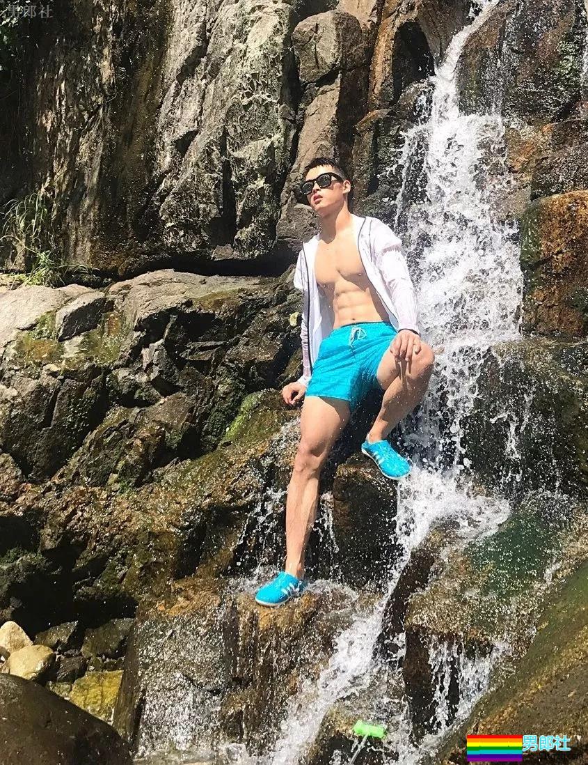 98年小腹肌武术体育生岔开腿，短裤亮了 - 51虹马