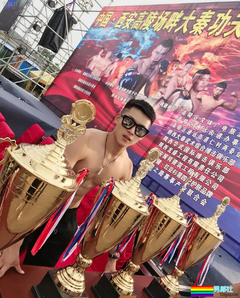 98年小腹肌武术体育生岔开腿，短裤亮了 - 51虹马