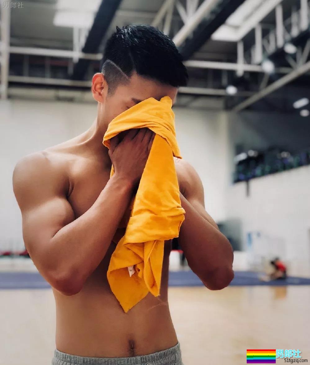 98年小腹肌武术体育生岔开腿，短裤亮了 - 51虹马