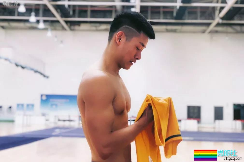 98年小腹肌武术体育生岔开腿，短裤亮了 - 51虹马