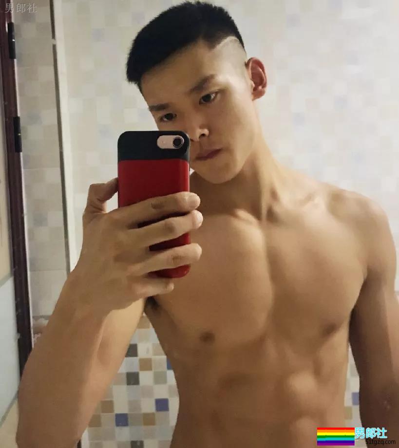 98年小腹肌武术体育生岔开腿，短裤亮了 - 51虹马