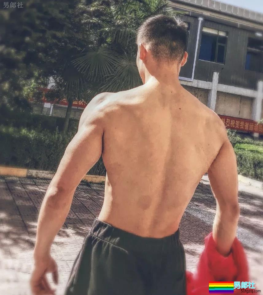 98年小腹肌武术体育生岔开腿，短裤亮了 - 51虹马