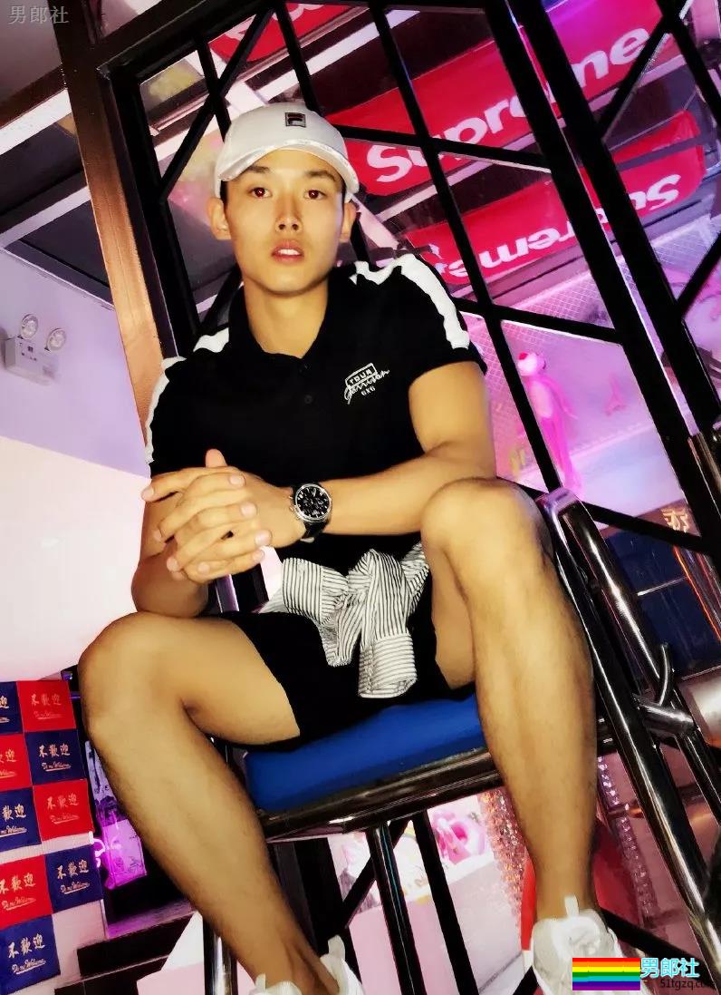 98年小腹肌武术体育生岔开腿，短裤亮了 - 51虹马