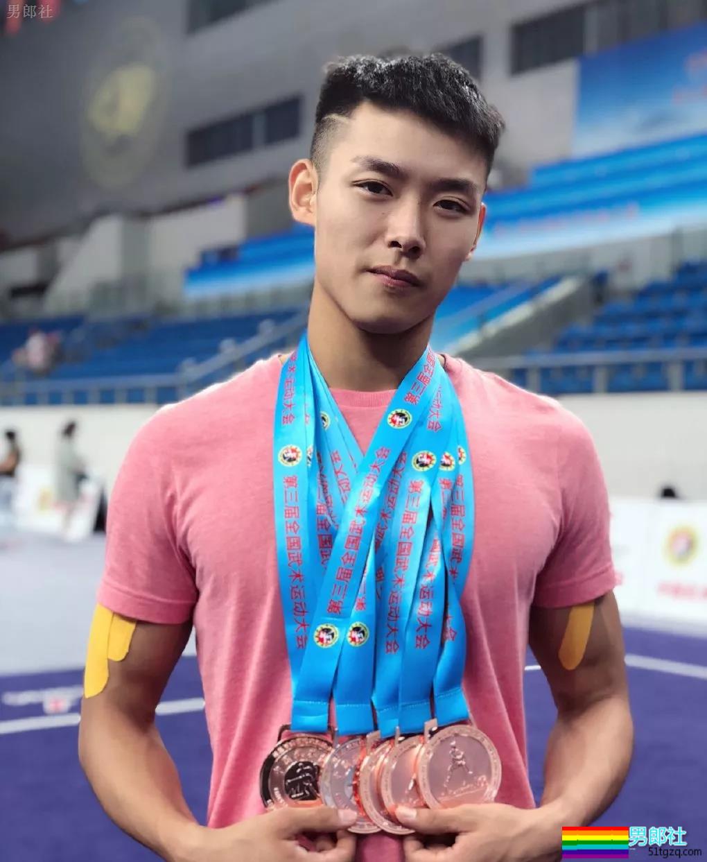 98年小腹肌武术体育生岔开腿，短裤亮了 - 51虹马