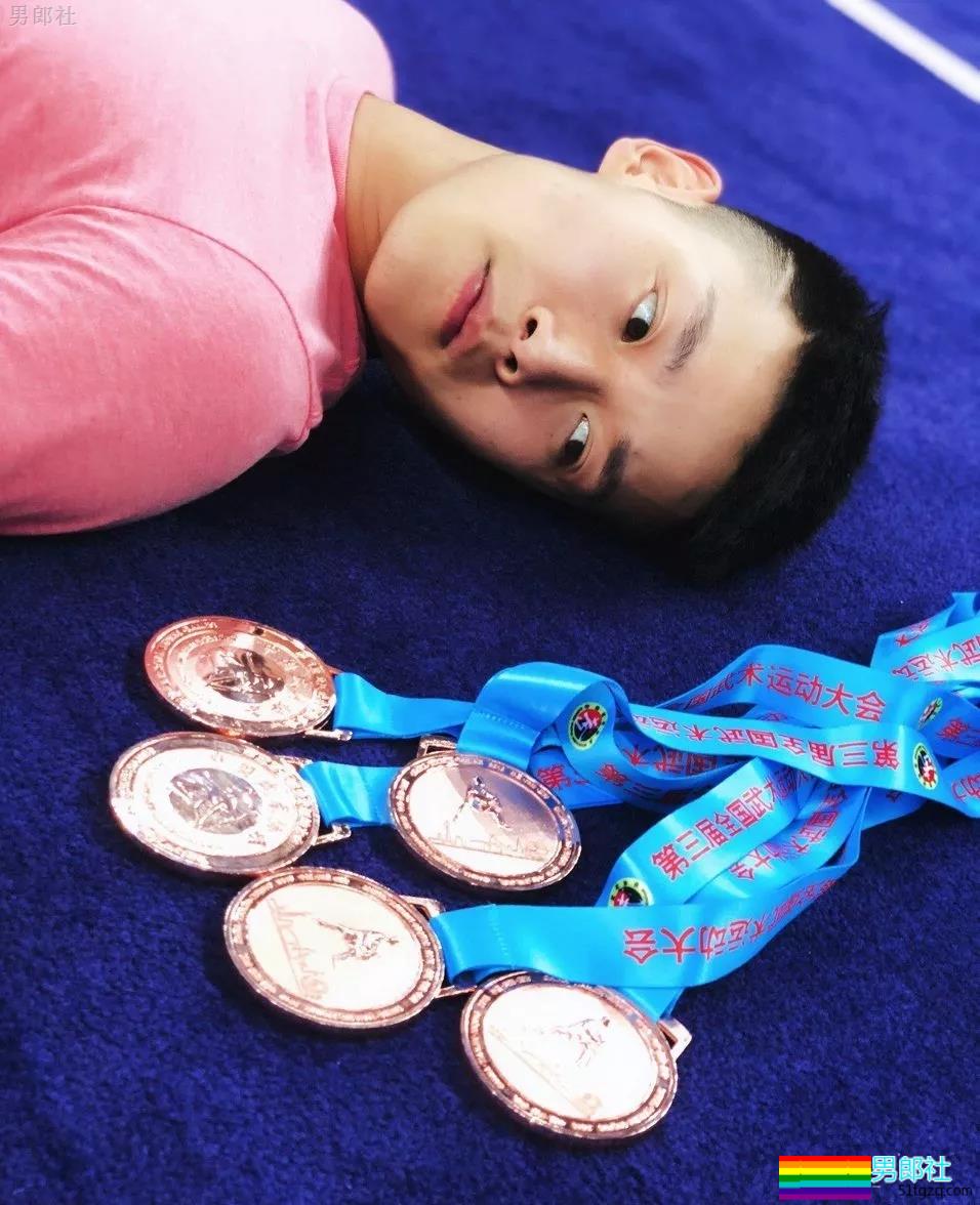 98年小腹肌武术体育生岔开腿，短裤亮了 - 51虹马