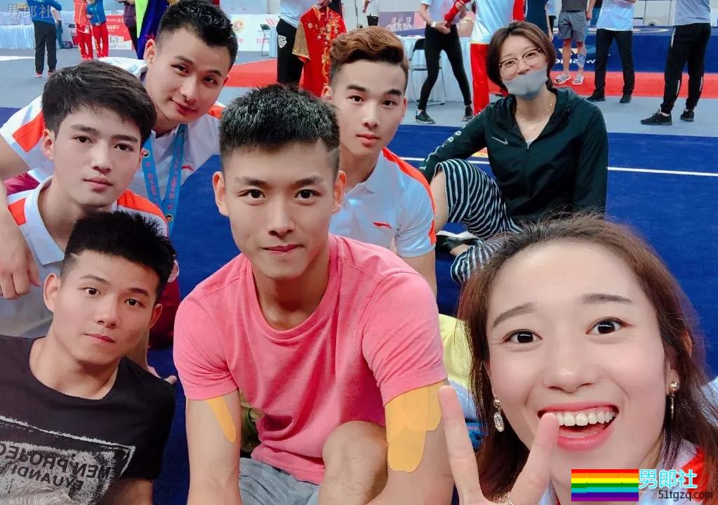 98年小腹肌武术体育生岔开腿，短裤亮了 - 51虹马