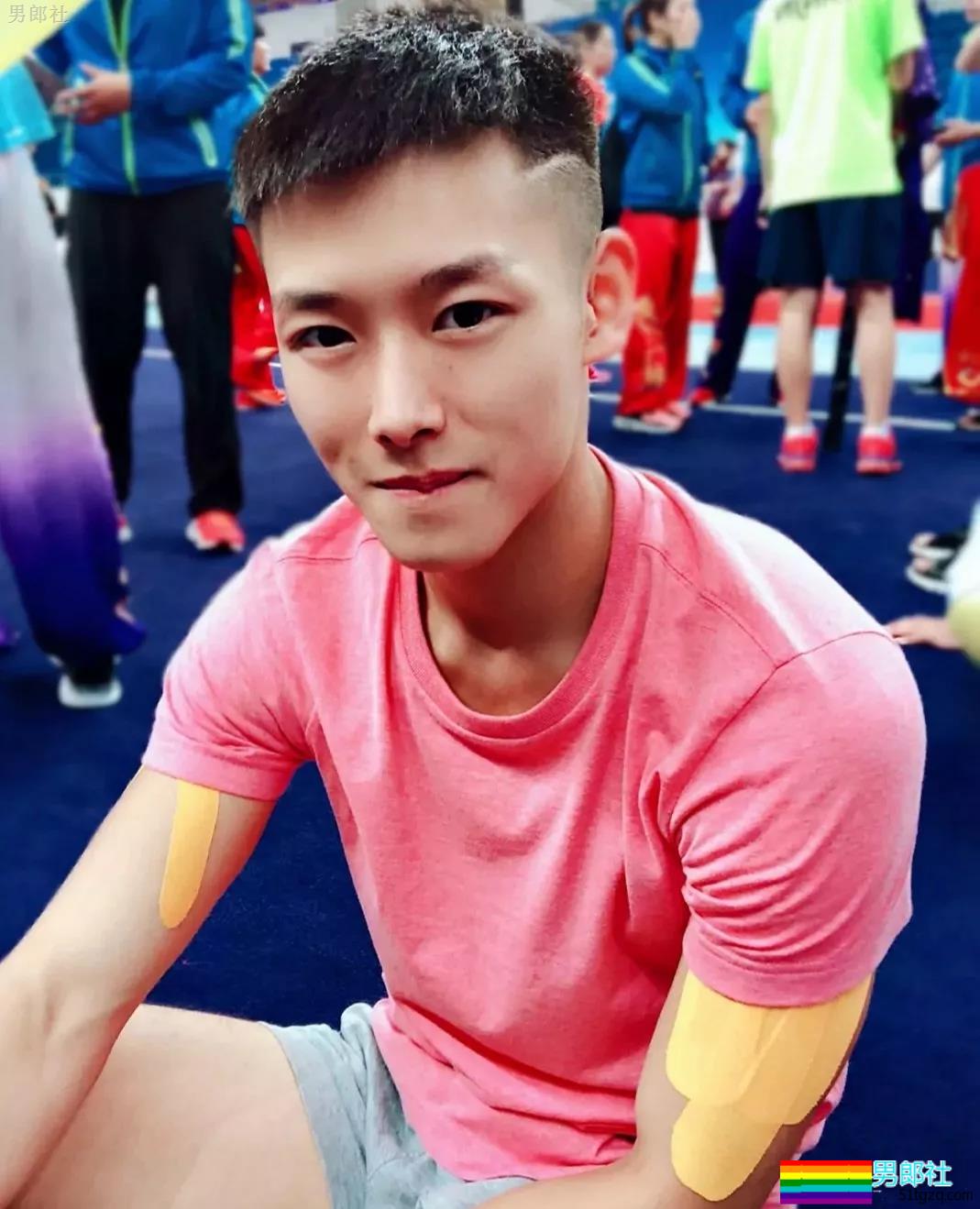 98年小腹肌武术体育生岔开腿，短裤亮了 - 51虹马