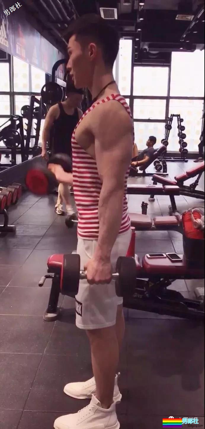 来自人鱼星的俊俏小哥，身材皮肤不要太好 - 51虹马