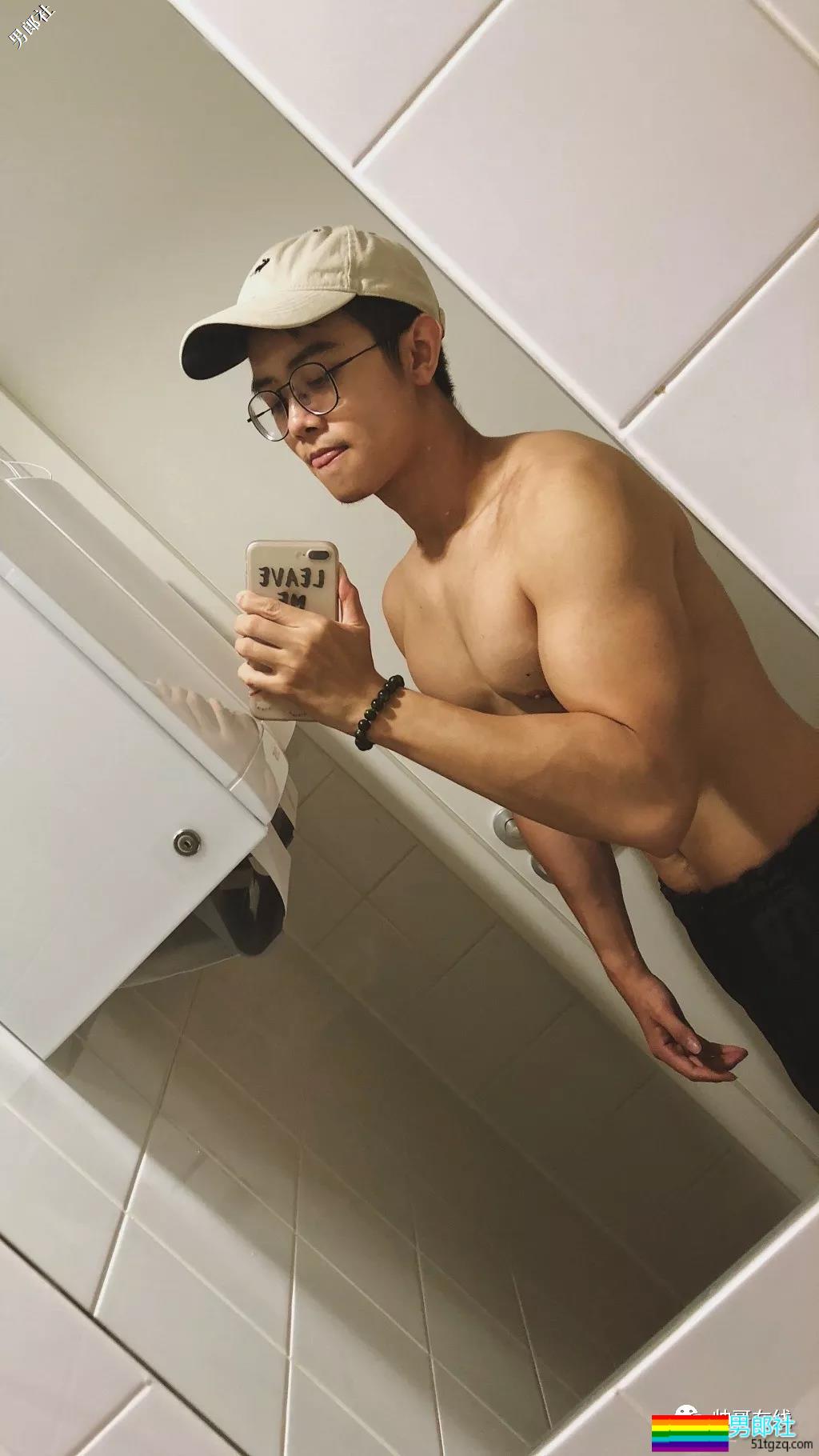 看点∣民航正装制服小奶狗鲜嫩萌帅，脫掉正装这么有料？ - 51虹马