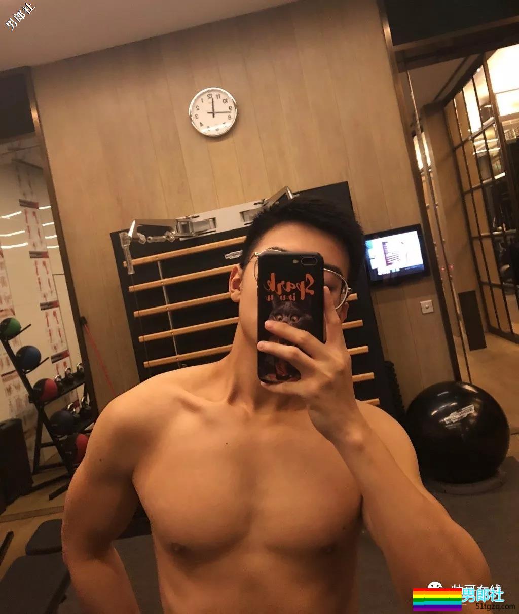 看点∣民航正装制服小奶狗鲜嫩萌帅，脫掉正装这么有料？ - 51虹马