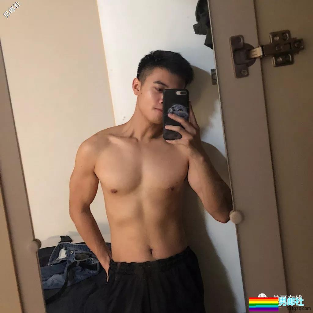 看点∣民航正装制服小奶狗鲜嫩萌帅，脫掉正装这么有料？ - 51虹马