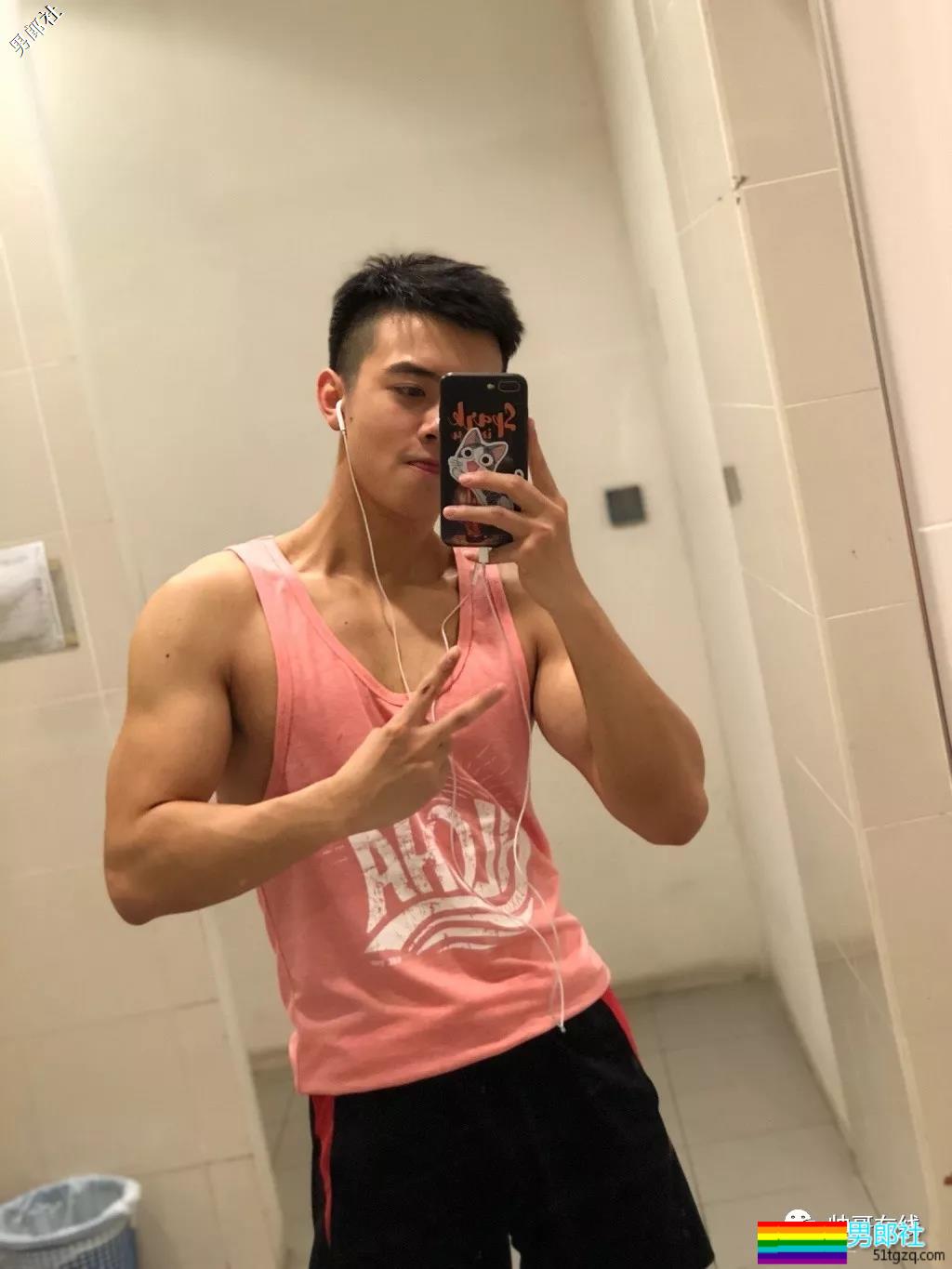 看点∣民航正装制服小奶狗鲜嫩萌帅，脫掉正装这么有料？ - 51虹马