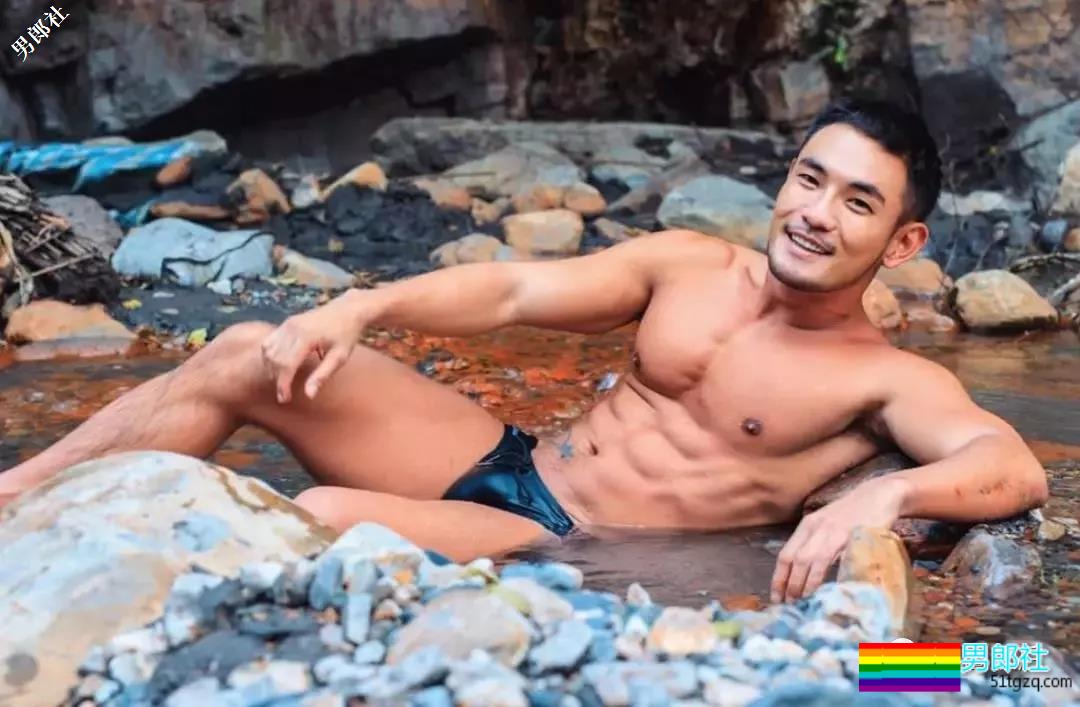 带着一群肌肉男去深山老林里，啪啪啪，，拍照。。 - 51虹马